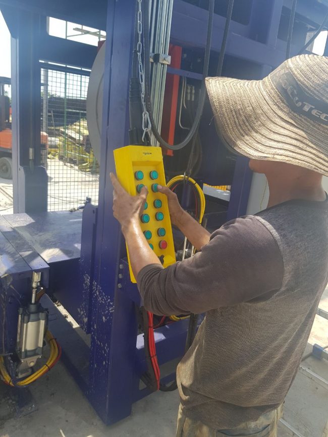 Operario manipulando control de la Máquina de vertimiento e inversión